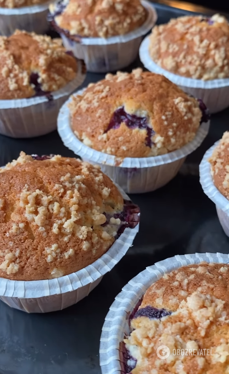 Puffy seasonal muffins with blueberries: a delicious crispy crust on top.
