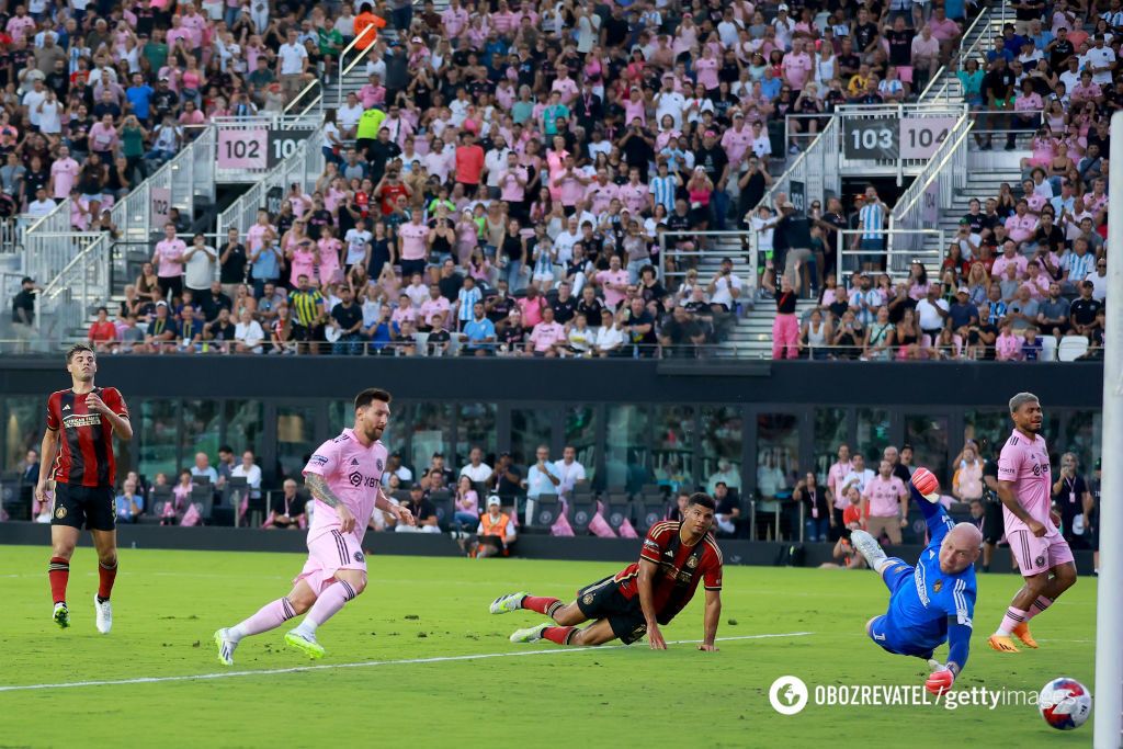 Messi played for his new team and made a sensation with two goals in 13 minutes. Video