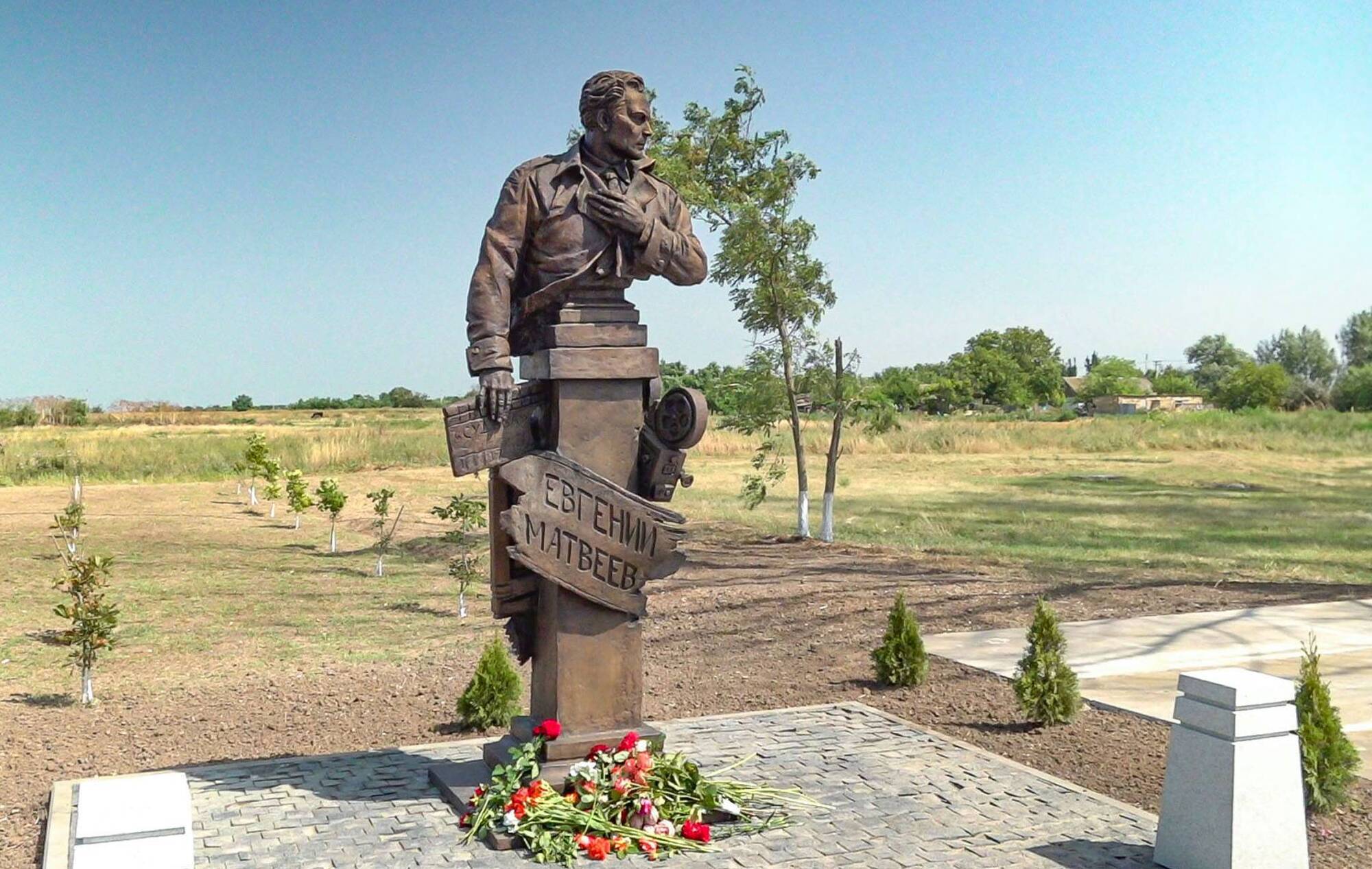 Russians unveil monument to director of ''Love in Russian'' film in occupied Kherson region