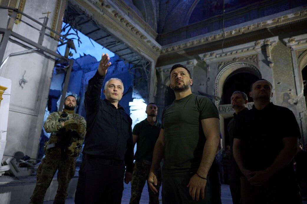 Zelenskyy visited the Transfiguration Cathedral of Odesa destroyed by the occupiers. Photos and video