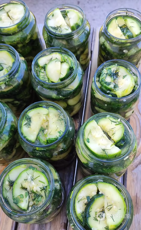 Crispy pickled zucchini for winter: with herbs and garlic