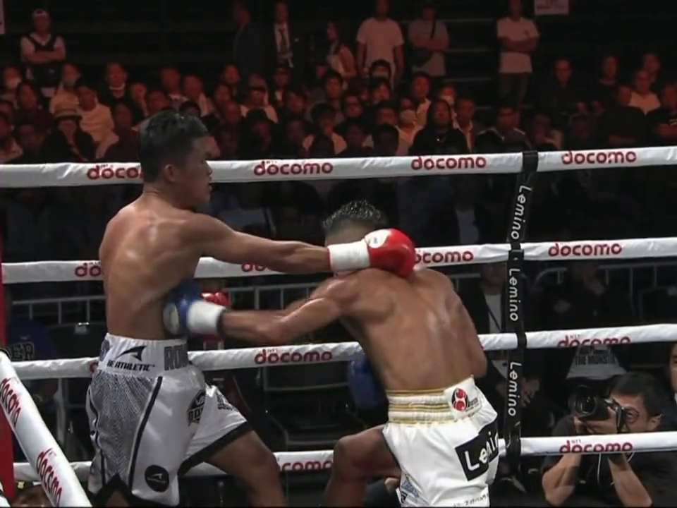 Unbeaten boxer wins fight with rare 'delayed' knockout, stunning fans with punch. Video
