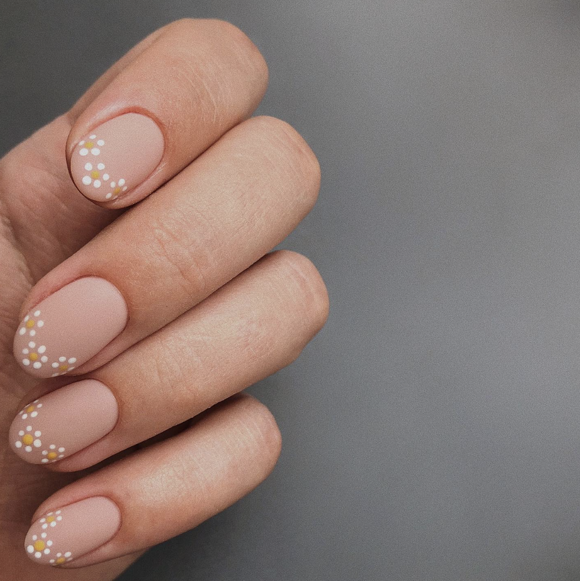 Gemini will look good with daisies on their nails.