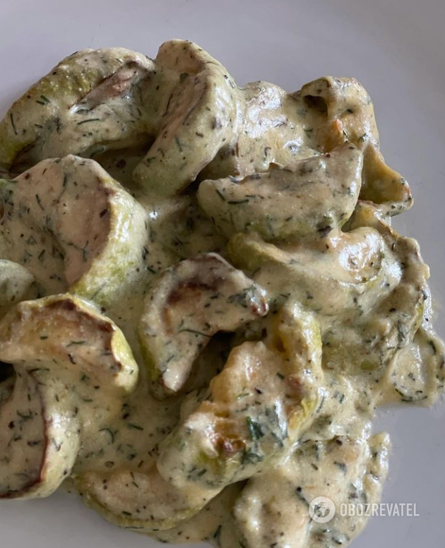 Stewed sour cream zucchini: the dish turns out to be very hearty