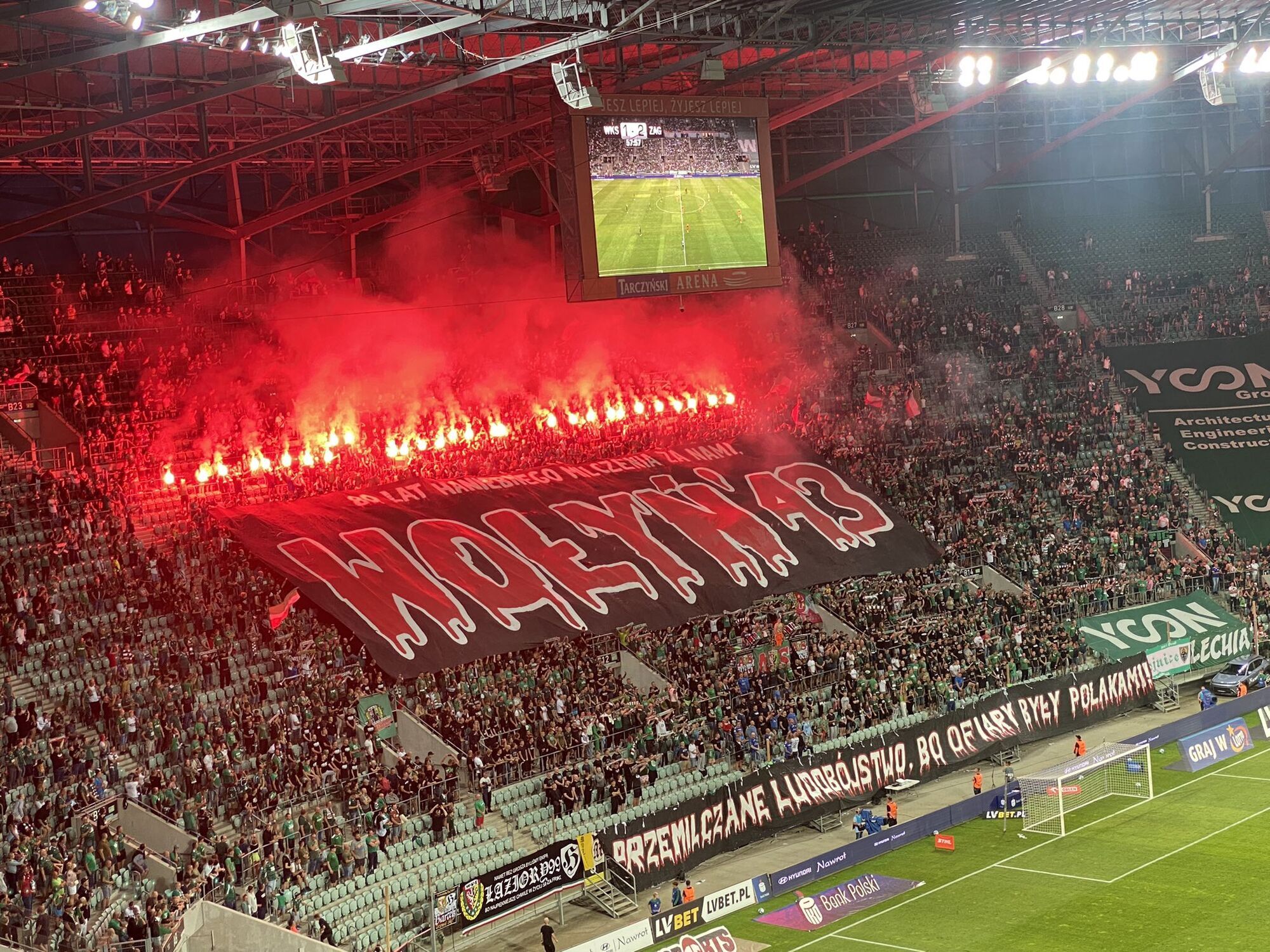Polska protestowała przeciwko Ukrainie, wywieszając obraźliwe transparenty podczas meczu piłki nożnej. Fot. fakt