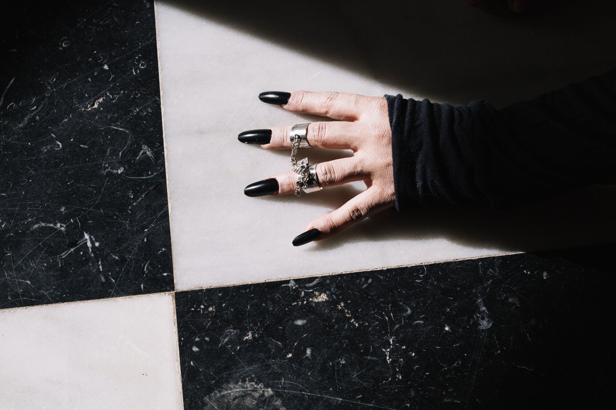 A trend for those who are not afraid to take risks: ''daring'' Gothcore manicure has conquered fashionistas around the world. Photo