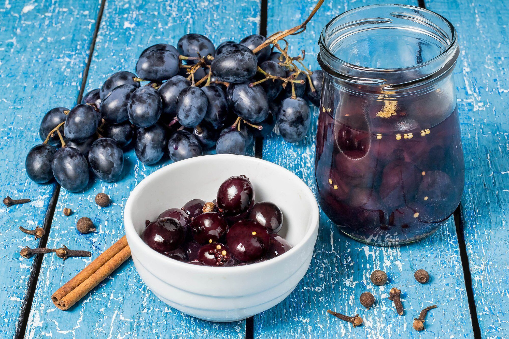 Pickled black grapes for the winter
