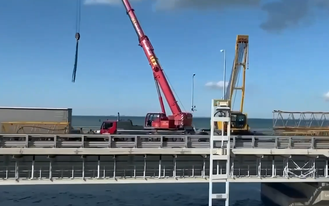 Occupiers repair the Crimean bridge at an accelerated pace: video from the site