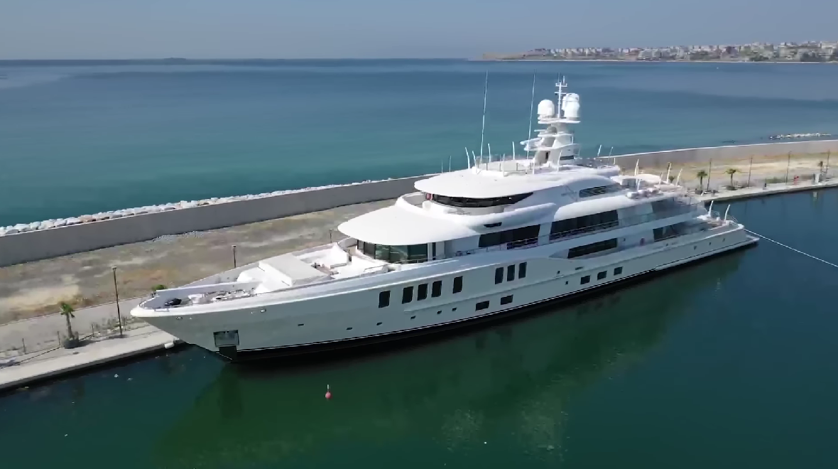 Medvedev's yacht in Istanbul Bay in 2023
