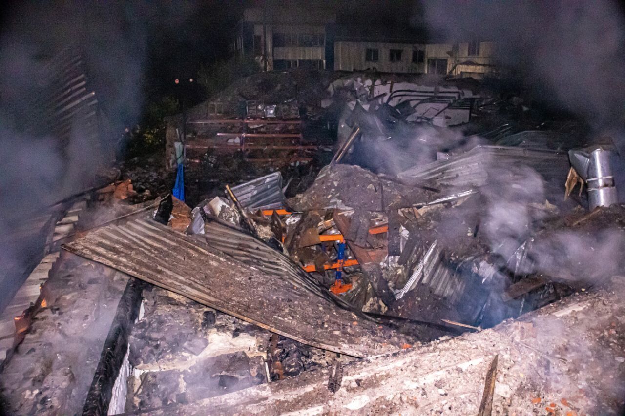 Okupanci w nocy uderzyli w Charków, jest ucieczka do magazynu: wybuchł pożar. Wideo