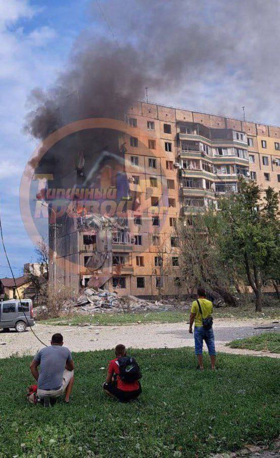 The Russian Federation hit the house and educational institution in Kryvyi Rih with missiles: there is a victim, there may be people under the rubble. Photo and video