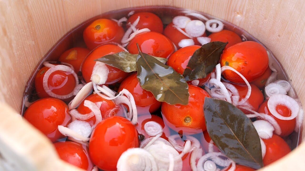 How to prepare pickled tomatoes properly