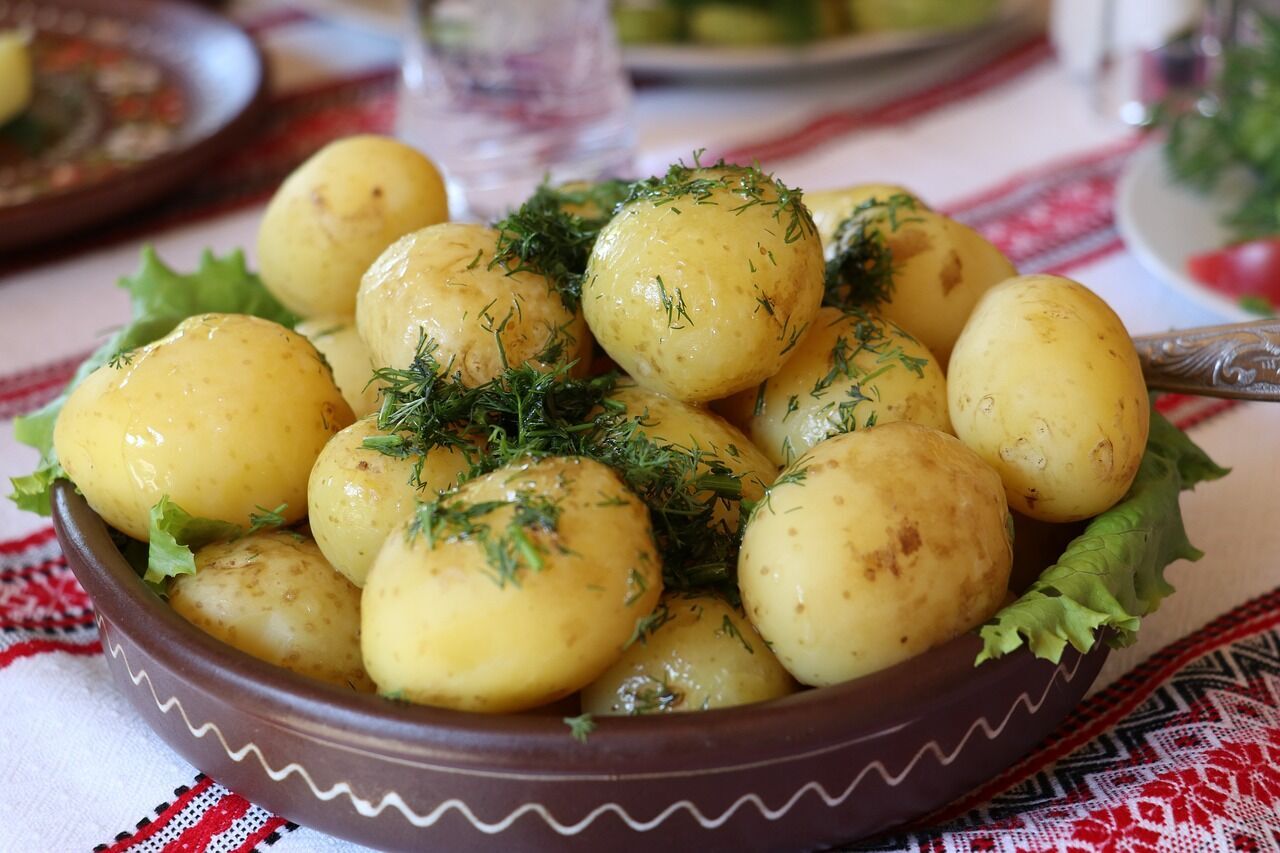 Boiled young potatoes with dill
