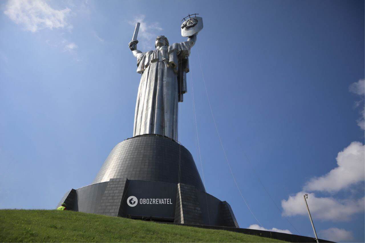 Soviet symbols were dismantled from the Motherland monument in Kyiv: how it happened. Photos and video