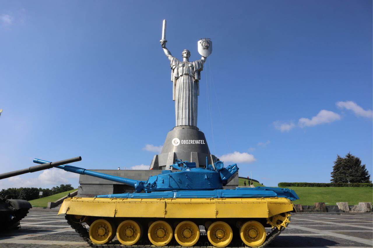 Soviet symbols were dismantled from the Motherland monument in Kyiv: how it happened. Photos and video