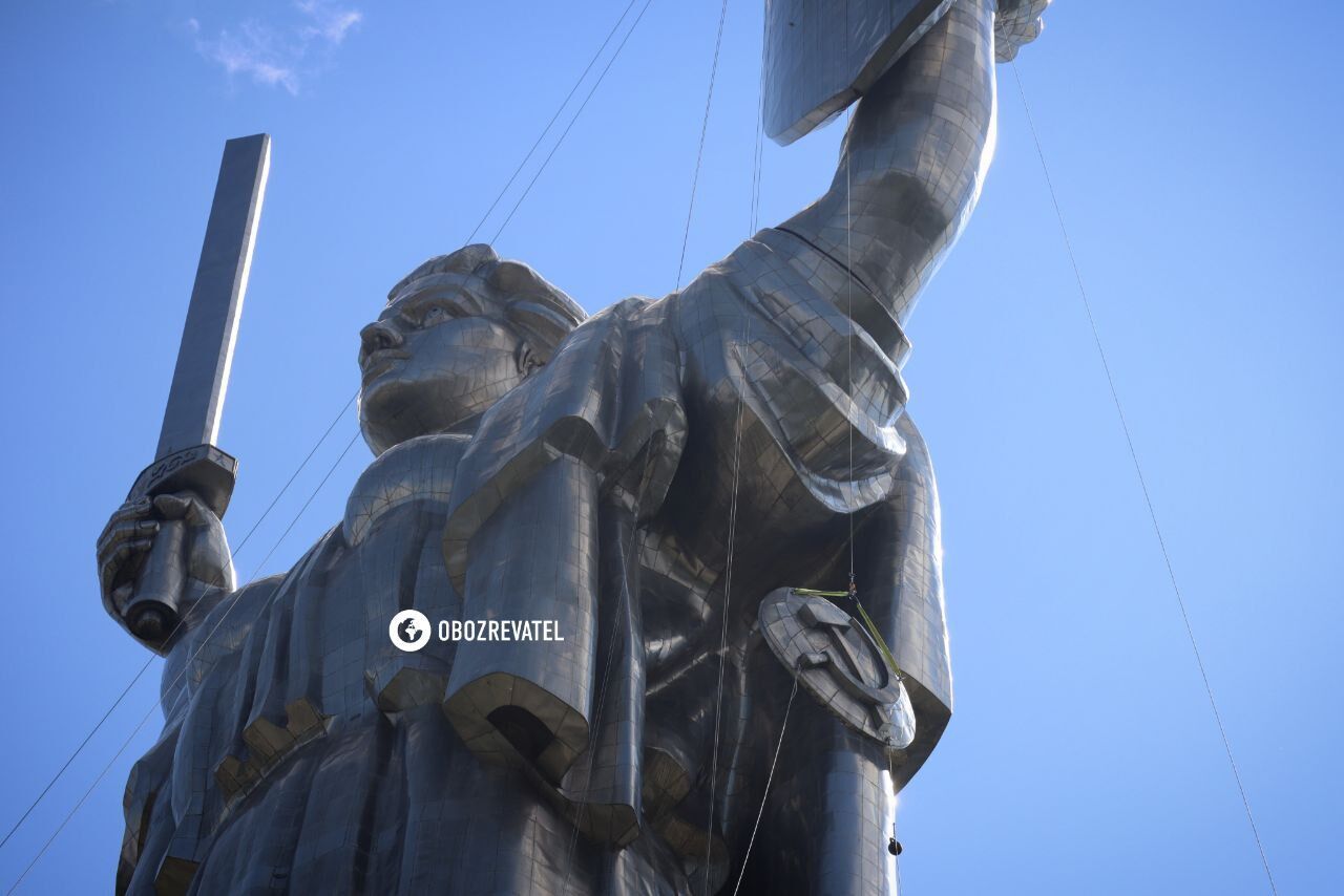Soviet symbols were dismantled from the Motherland monument in Kyiv: how it happened. Photos and video