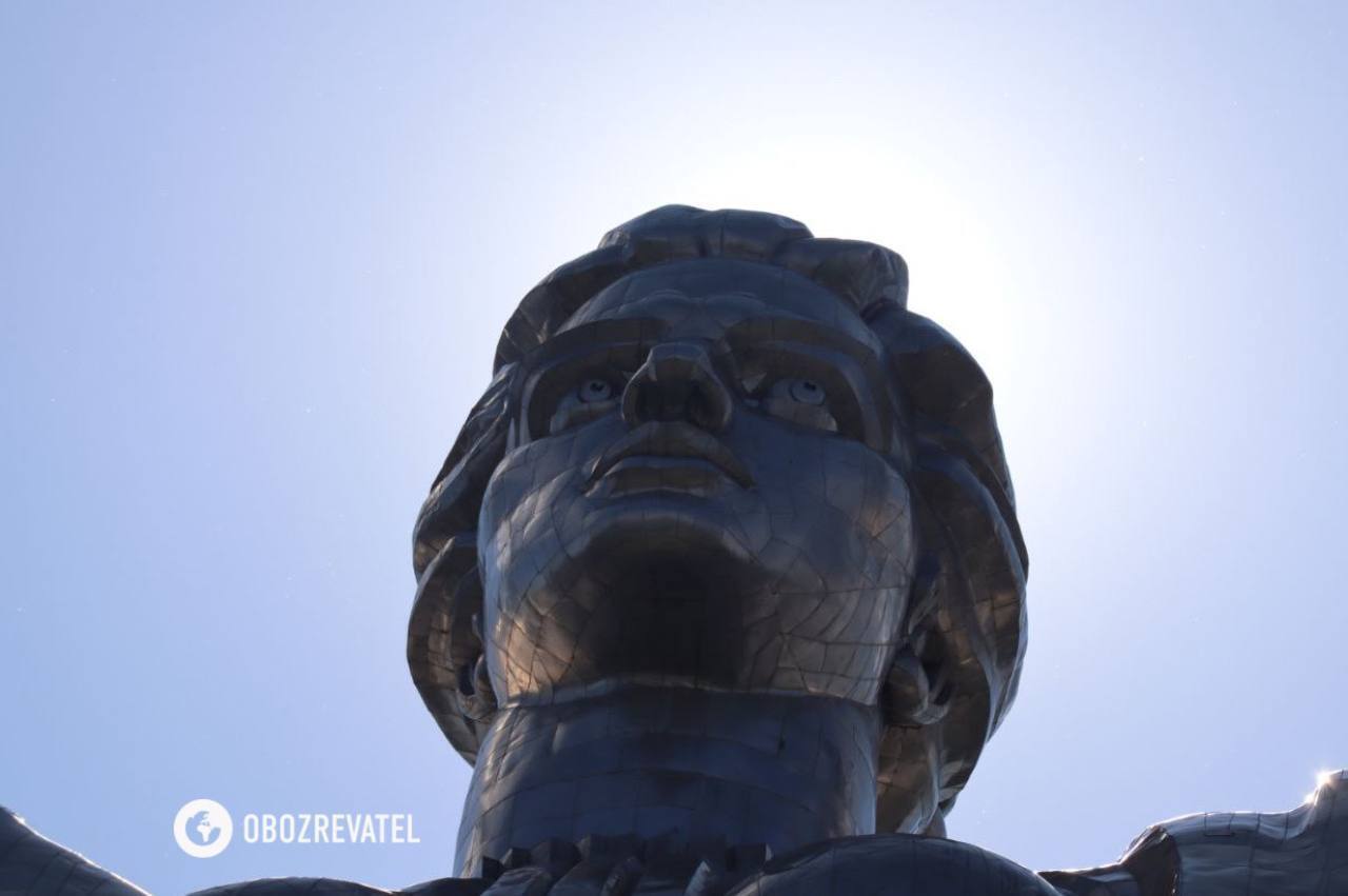 Soviet symbols were dismantled from the Motherland monument in Kyiv: how it happened. Photos and video