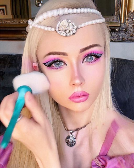 Odessa doll, ''porcelain'' Japanese and other epathetic models who look like Barbie. Photo