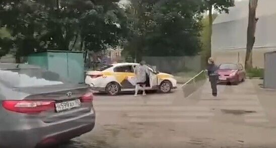 A Russian woman decided to maraud at the site of an explosion in the Moscow region, but everything went wrong. Video