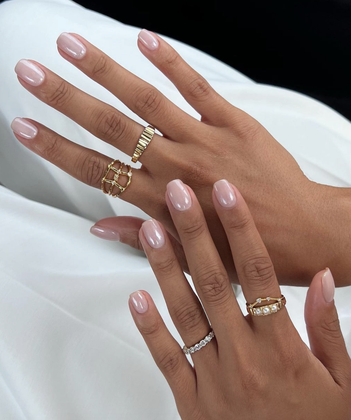 Chrome nails of light color are on trend