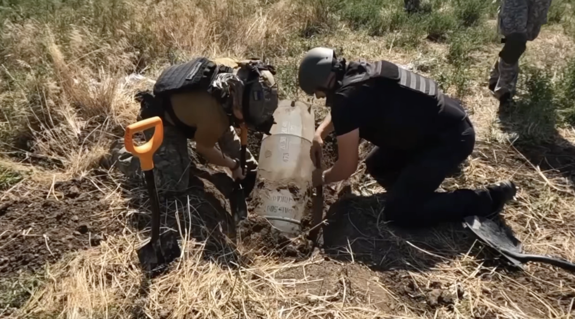 Explosives experts detect and neutralise Russian Tochka-U missile in Kherson region. Video