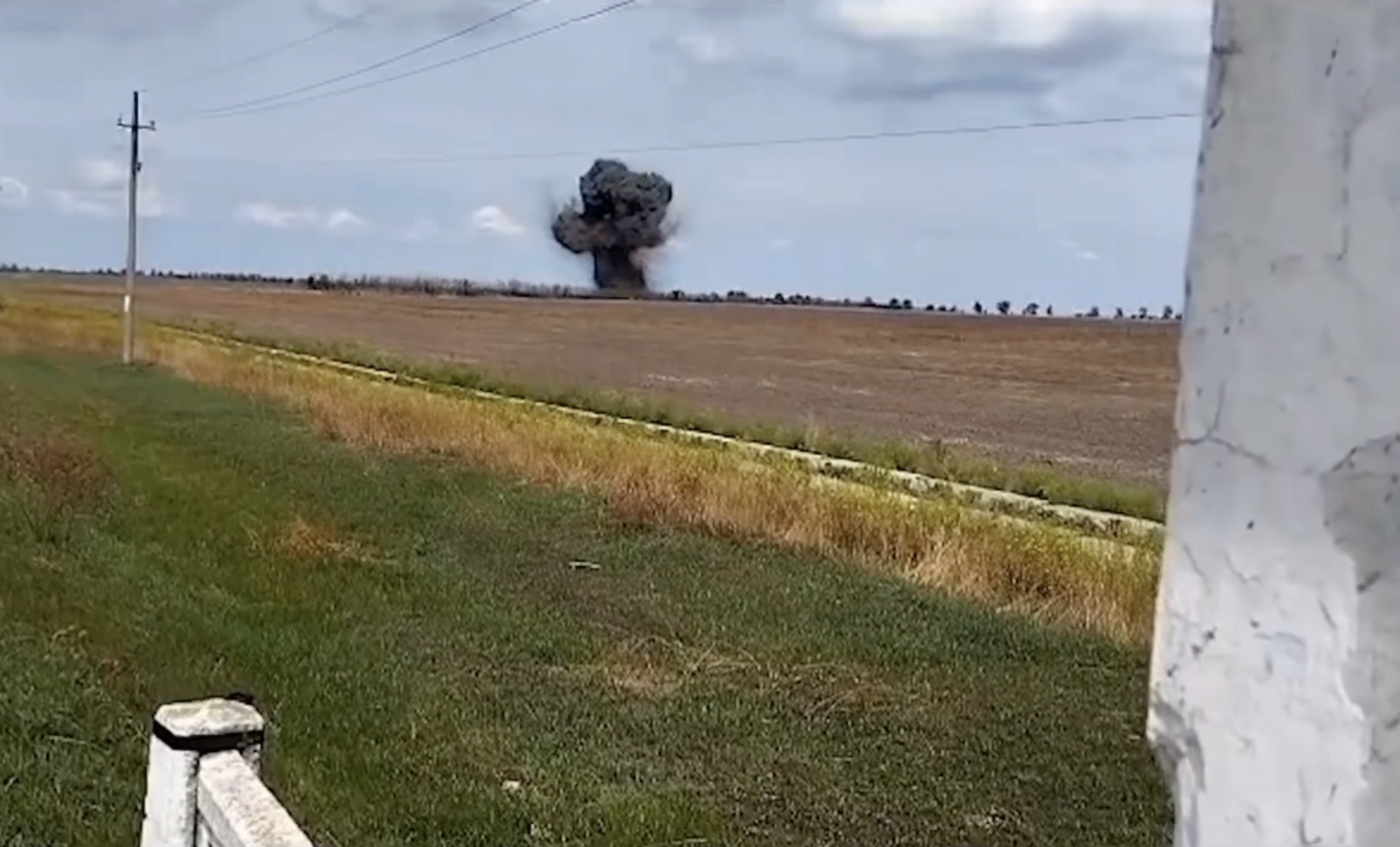 Explosives experts detect and neutralise Russian Tochka-U missile in Kherson region. Video