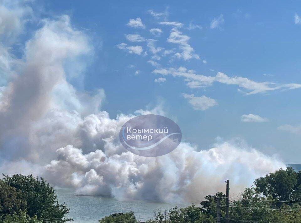 Smoke near the Crimean bridge frightened tourists on the beach. Video