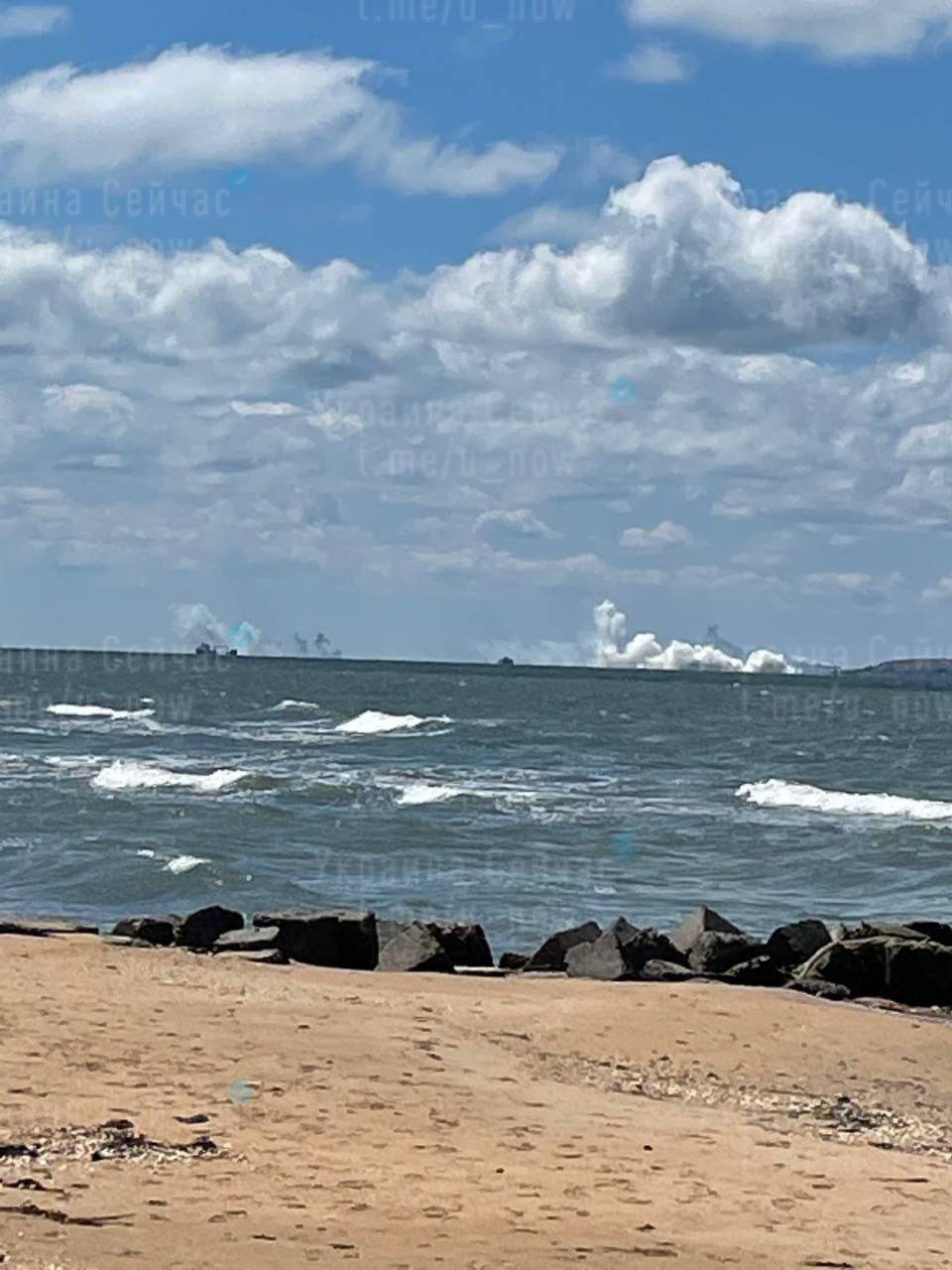 Smoke near the Crimean bridge frightened tourists on the beach. Video