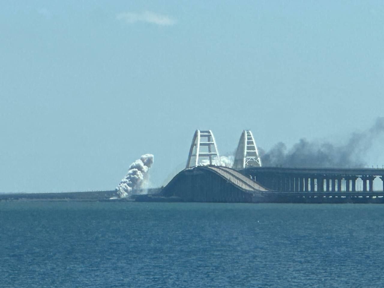 Smoke near the Crimean bridge frightened tourists on the beach. Video