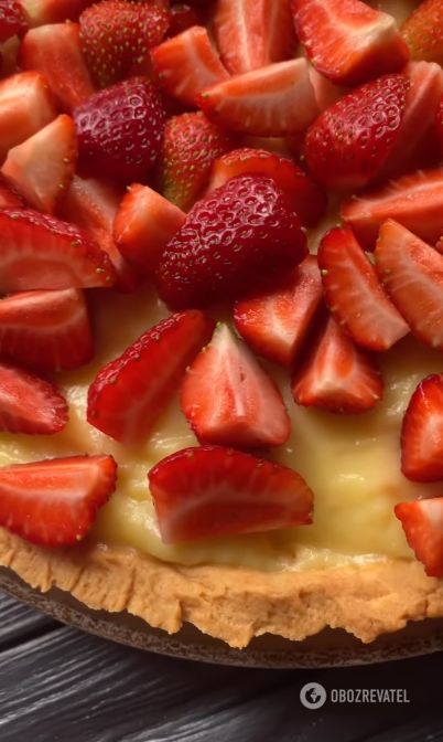 Sweet tart with strawberries and custard: tastier than any cakes