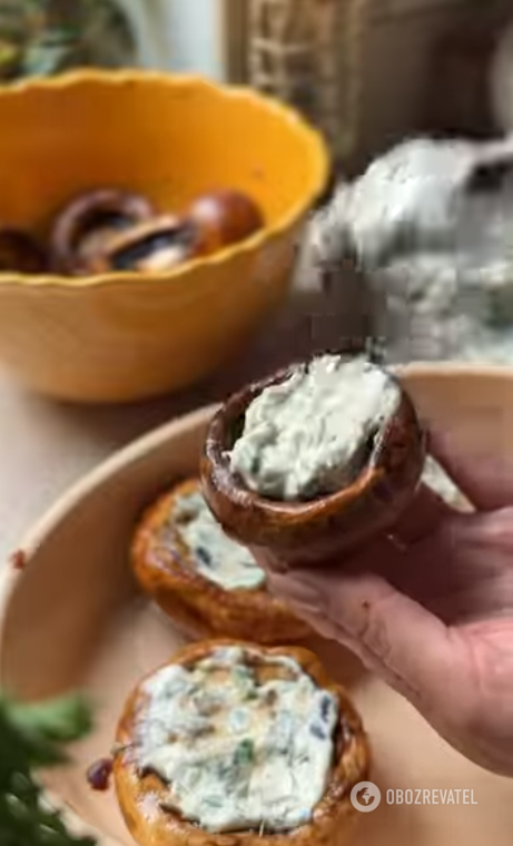 Delicious mushrooms stuffed with cream cheese in the oven