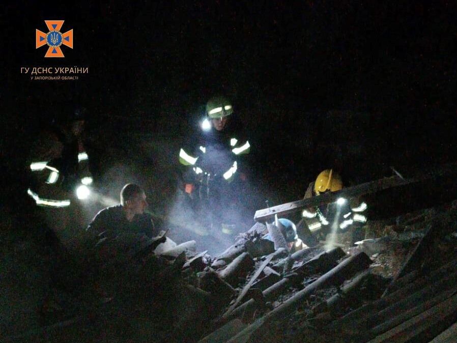 Occupiers launched missile strikes on houses in Zaporizhzhya: people were rescued from under the rubble, there are dead. Photo