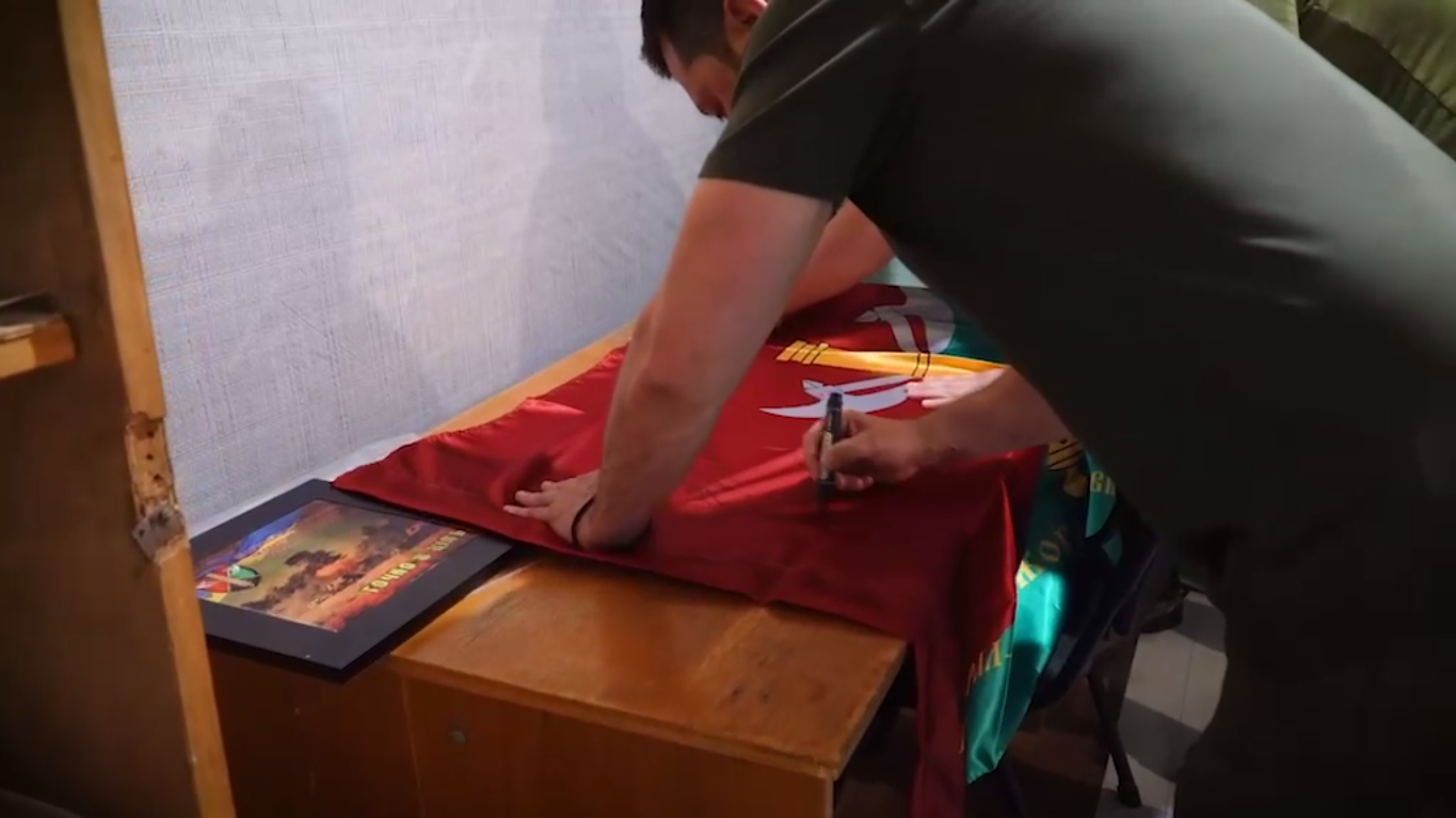 Zelenskyy signed the flag of the 26th Artillery Brigade