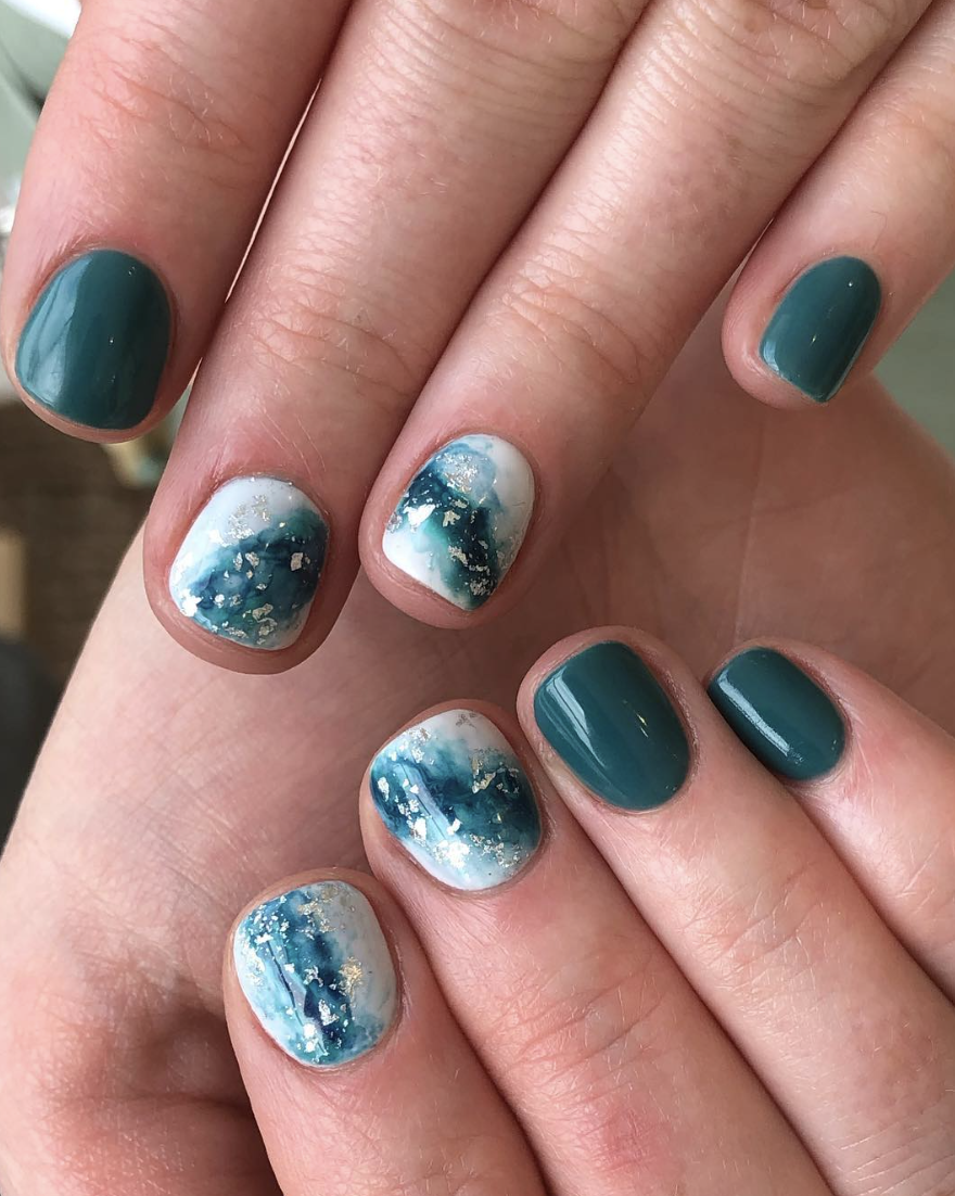 The marble design can be combined with regular nail polish.