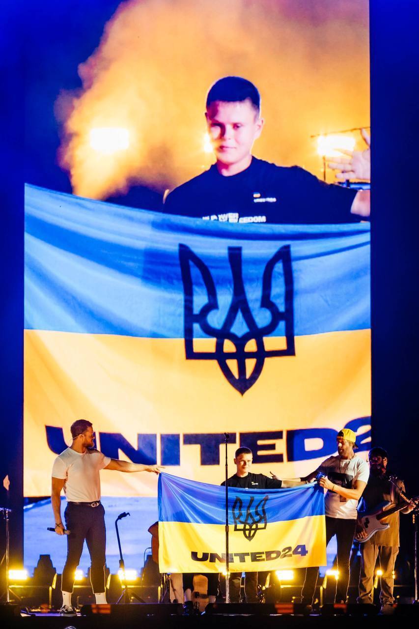 ''Lost, but not defeated'': Imagine Dragons and a 14-year-old Ukrainian performed in Poland, holding their hand over their hearts
