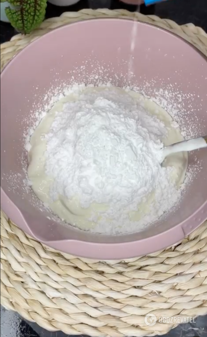 Sour cream with powdered sugar