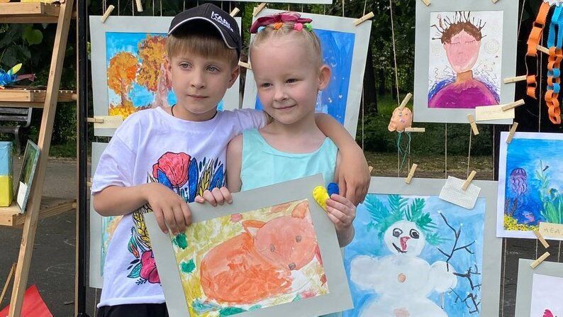 ''Za zwycięstwo Ukrainy'': 5-letni chłopiec z obwodu czerkaskiego sprzedaje swoje obrazy, by pomóc AFU. Zdjęcia i wideo
