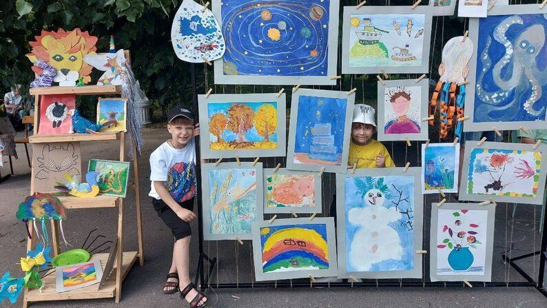 ''Za zwycięstwo Ukrainy'': 5-letni chłopiec z obwodu czerkaskiego sprzedaje swoje obrazy, by pomóc AFU. Zdjęcia i wideo