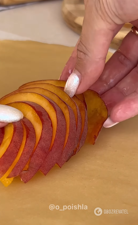 Crispy galette with fresh peaches: what kind of dough to make with