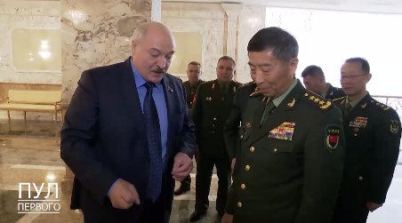 China's Defence Minister presents Lukashenko with a set of cups: the web is laughing. Video