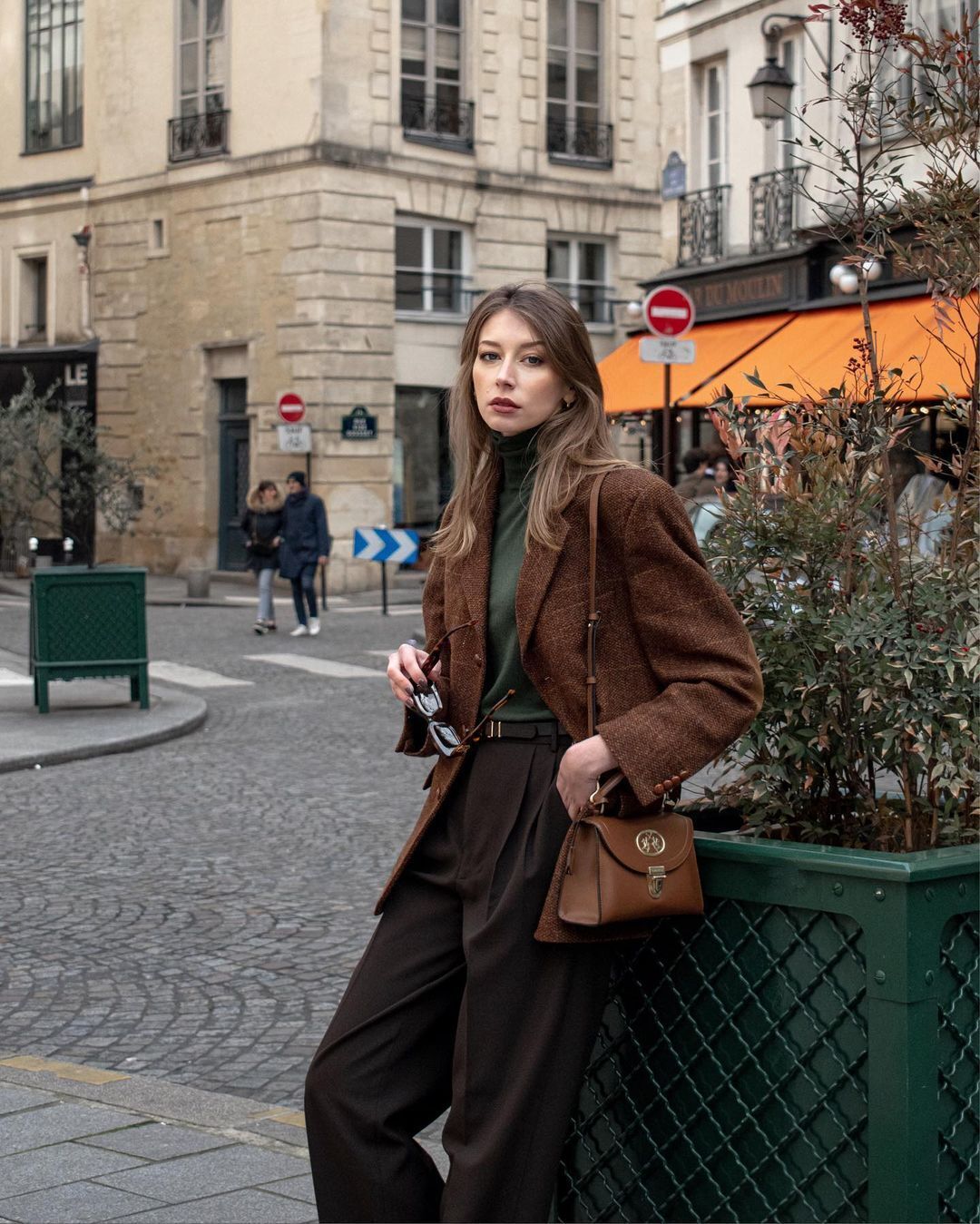 How to wear a basic sweater in fall 2023 to look like a true Parisienne