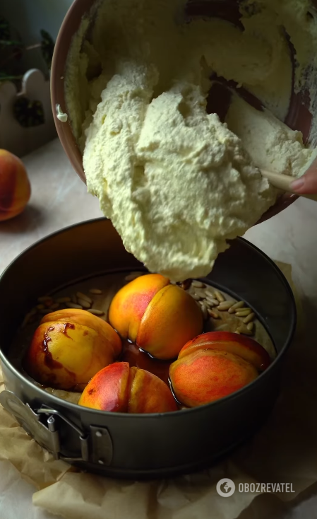 Lush cottage cheese casserole with peaches: how to prepare seasonal baked goods