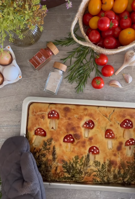 Crispy focaccia with tomatoes and herbs: easier than pizza