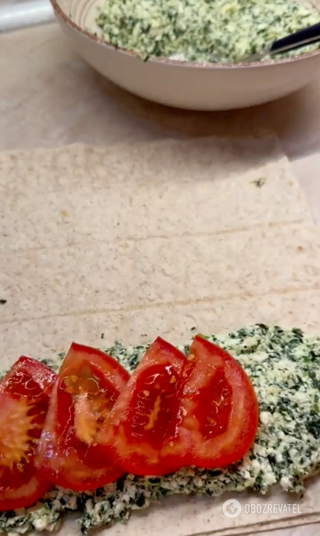 Easier than any pie: baked pita roll with cottage cheese and spinach in 10 minutes