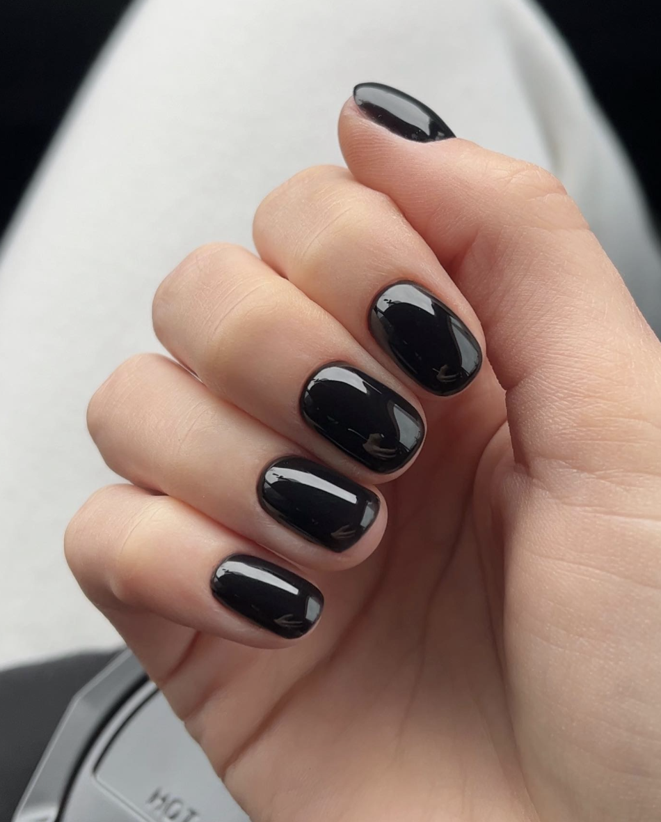 Black nails rejuvenate the hands