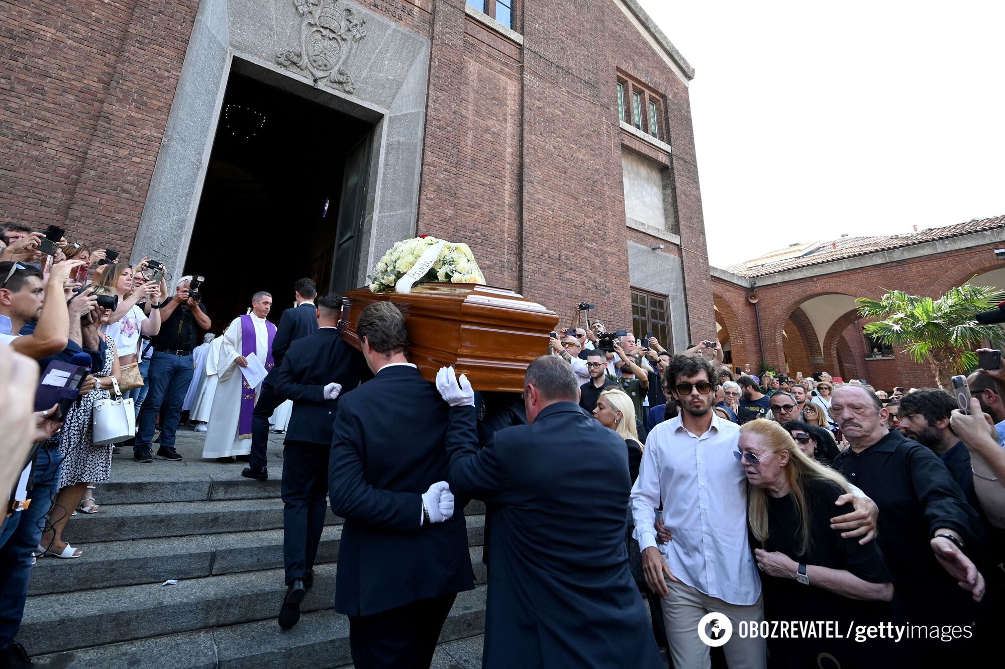 The funeral at L'italiano, thousands of people gathered: how Italy said goodbye to the legendary Toto Cutugno. Video