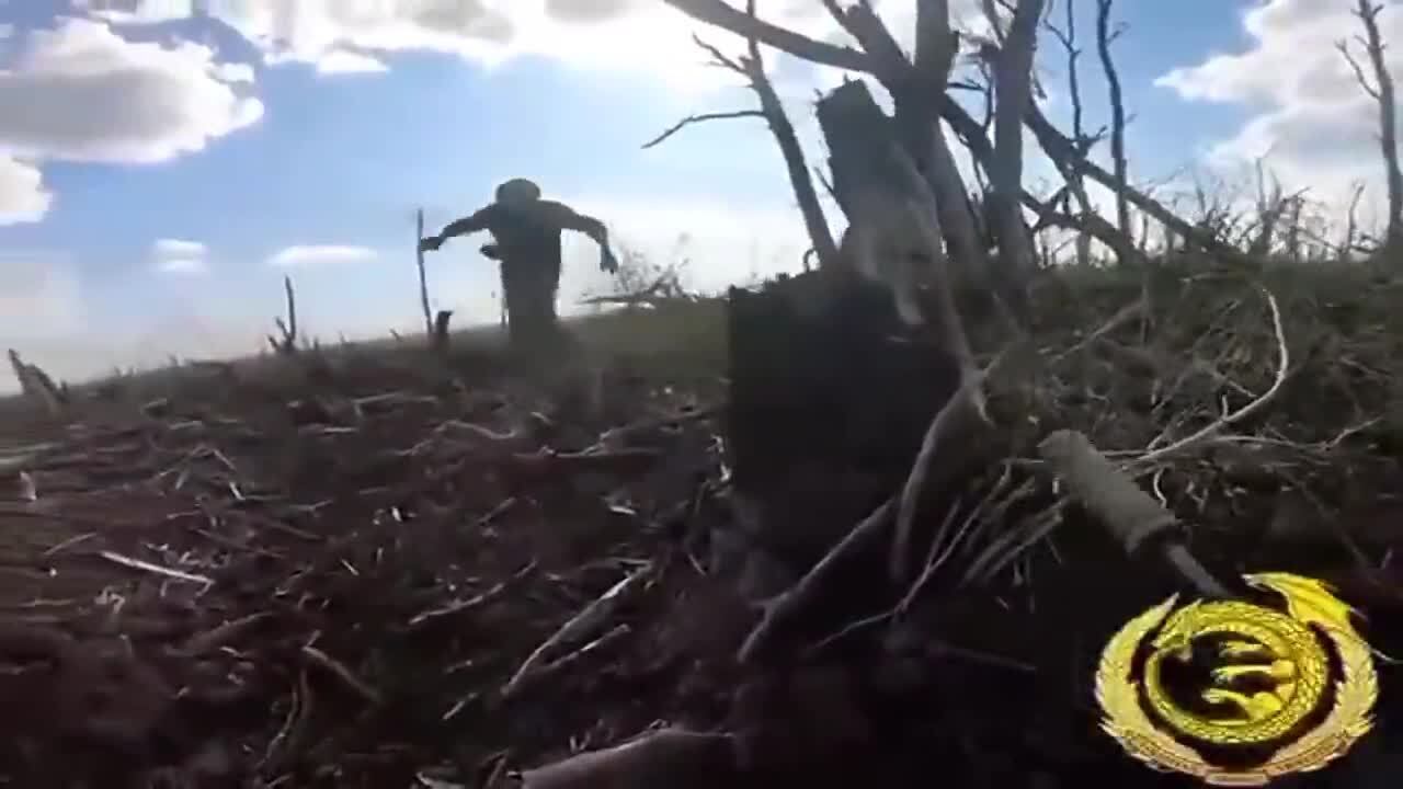 Zagraniczni żołnierze AFU weszli na tyły Rosjan i pojmali jeńca. Wideo