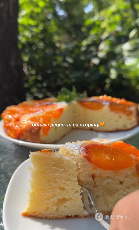 This ''upside down'' seasonal pie with apricots turns out very tender and airy