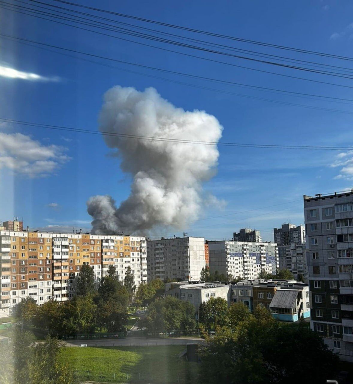 Large fire broke out in a pyrotechnics warehouse in Kemerovo, Russia: the building collapsed. Video