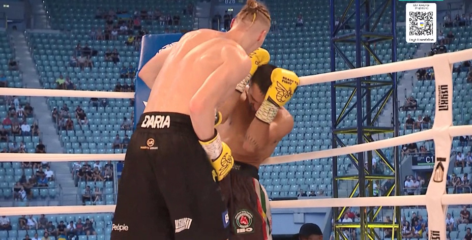 Niepokonany ukraiński bokser wygrywa mistrzowską walkę przez nokaut. Wideo